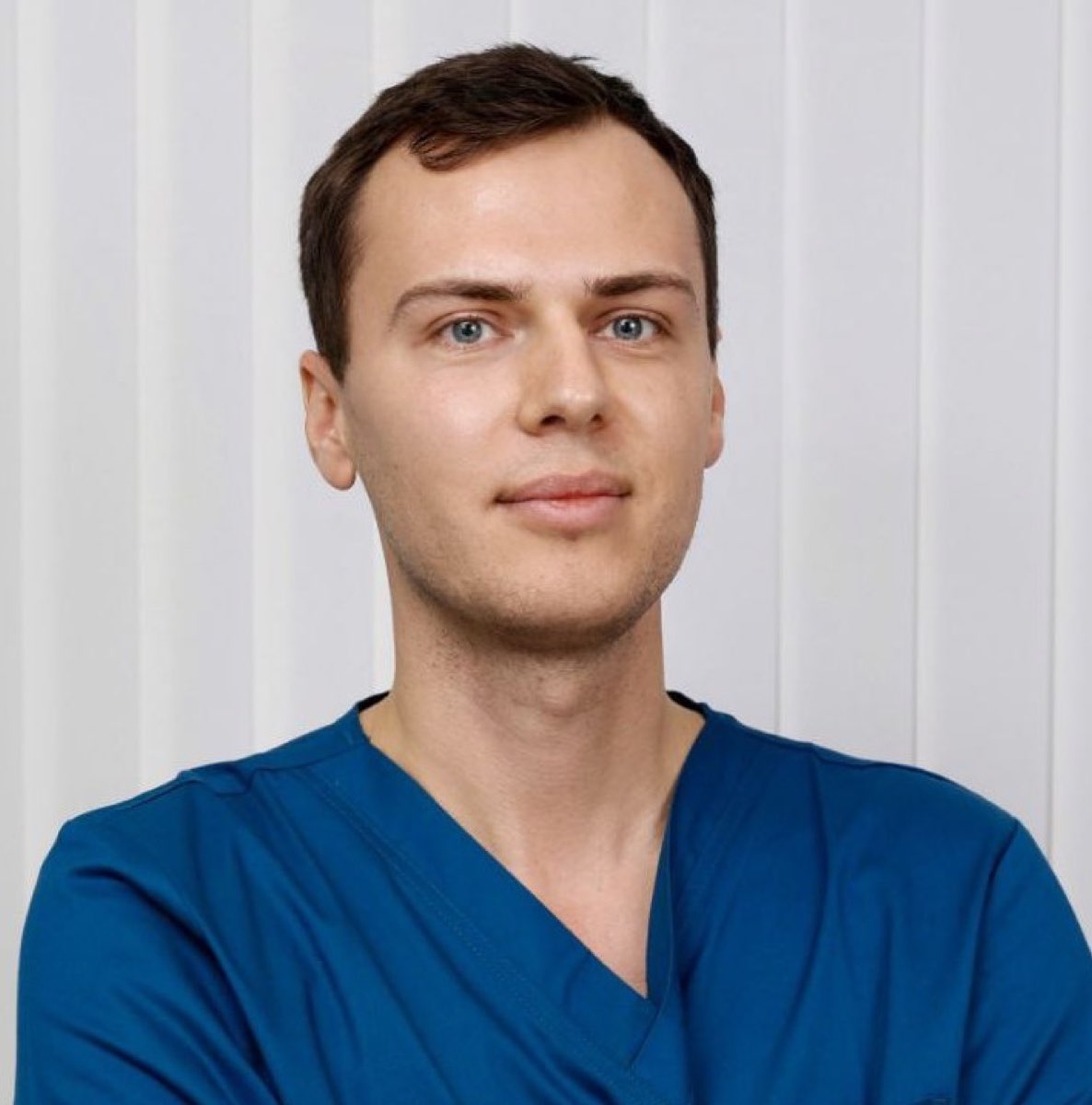 lek. dent. Aleksandr Naumchik, stomatolog, w stroju medycznym
